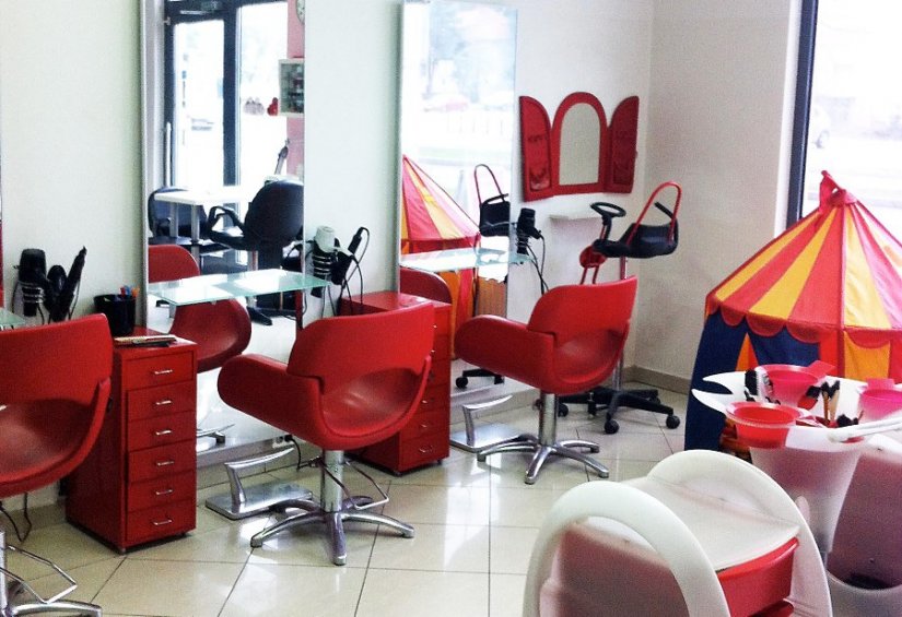 Frizerski salon traži frizera s iskustvom