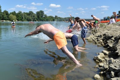 FOTO: Zajedničkim skokom u Dravu obilježili Dan europske Amazone