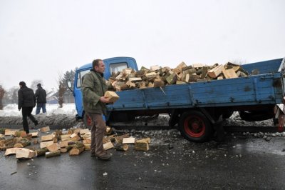 Na istočnoj obilaznici zbog sudara s kombija poispadale cjepanice