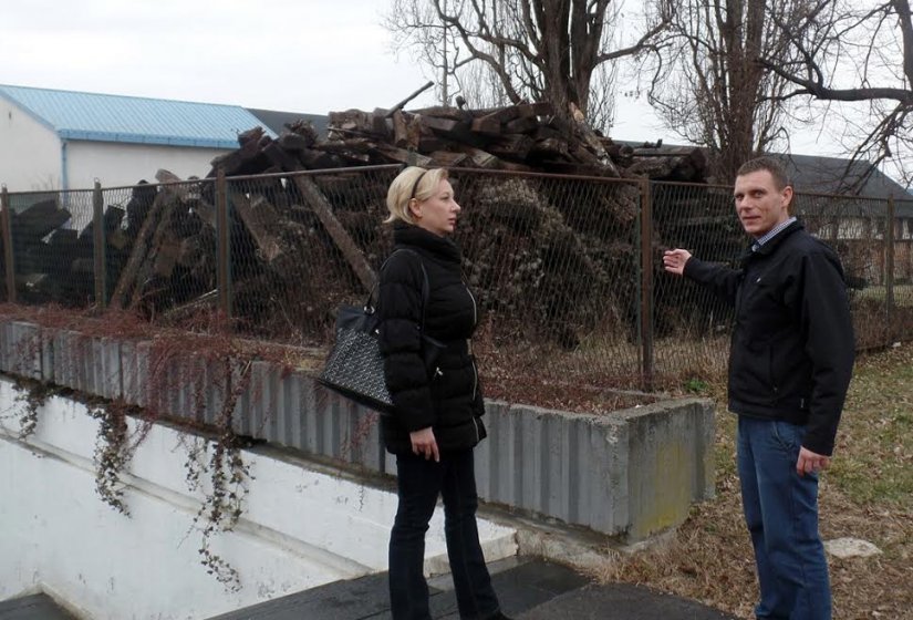 Natalija Martinčević i Mirko Šemiga u obilasku prostora pored željeznice