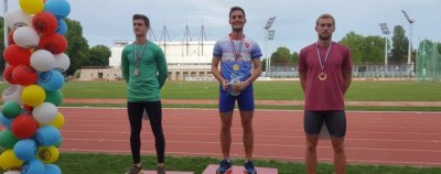 David Šalamon (u sredini) pobijedio je u utrci na 500 m i postavio novi državni rekord