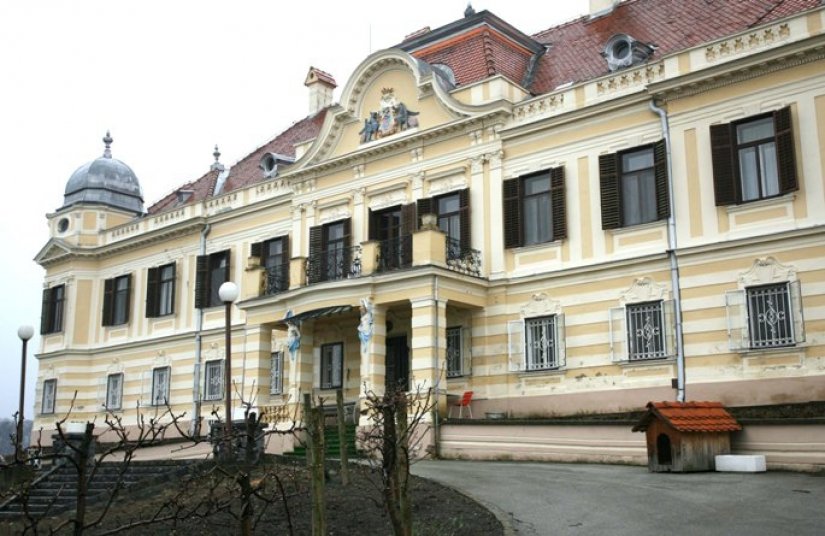 Pokojni Hudoletnjak još je uvijek u zemljišnim knjigama upisan na sve nekretnine PPI Varaždinke u stečaju, među njima i na dvorac u Šaulovcu, dvorac Križovljangrad, na poslovni prostor u Optujskoj ulici te na farmu u Brezju