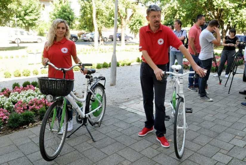 Članovi ludbreškog Crvenog križa korisnike obilaze električnim biciklima