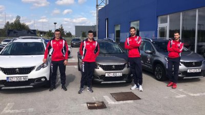 Igrači GRK Varaždina 1930 s automobilima marke Peugeot iz varaždinske tvrtke Automobil Lončar