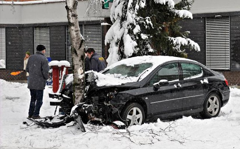 Kod suda udario četiri auta, a potom se zabio u stablo