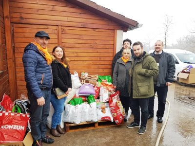 Donirali su suhu hranu, konzerve, deke, ručnike i novinski papir