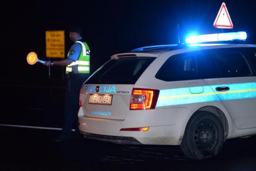 U Poljancu autom prešao u suprotnu traku pa se zabio u tegljač