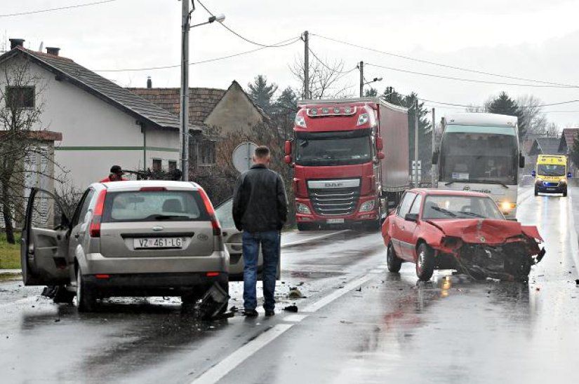Parkiralištem vozio unazad pa se zabio u drugi auto, ozlijeđene tri osobe