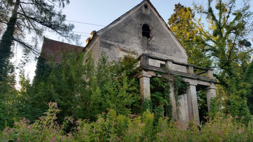 Dvorac i park Križovljangrad te više gospodarskih i stambenih zgrada u Križovljangradu prodavalo se kao cjelina