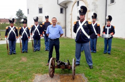 FOTO: Točno u podne kod Starog grada iz topa zapucao brigadni general Željko Dvekar