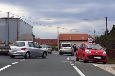 Sudar  osobnih vozila kod Štefanca - vozi se jednim trakom