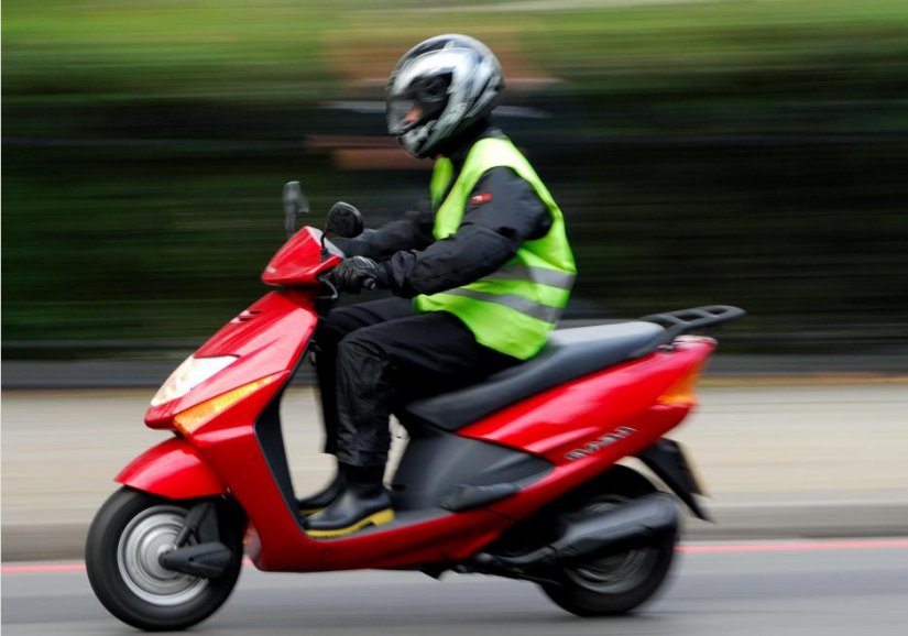 Parkiralištem neoprezno vozio u rikverc pa mu se u auto zabio mopedist