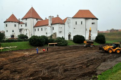 FOTO: Raskopan okoliš varaždinskog Starog grada, počelo uređenje klizališta