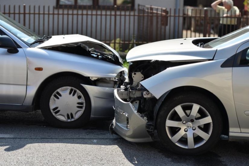 Frontalni sudar automobila u Jalžabetu, vozačica nije poštivala prednost