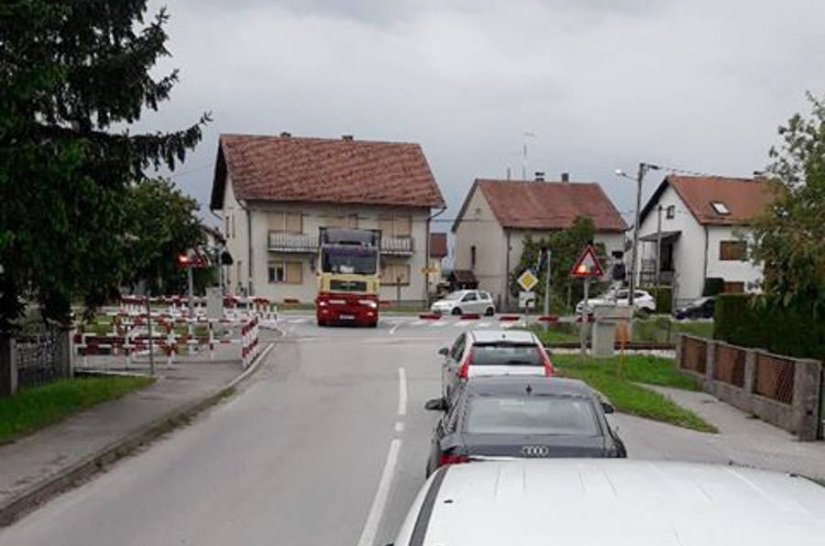 HŽ Infrastruktura: Rampa u Turčinu u kvaru jer je netko oštetio signalni kabel