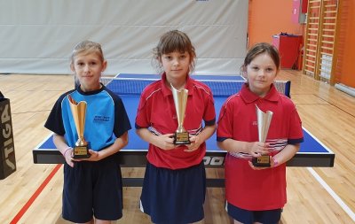 Lucija Topolovec (u sredini) i Katarina Težak (desno)  s peharima osvojenima u kategoriji klinceza