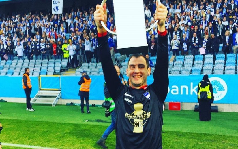 Nikola Tkalčić je kao igrač švedskog Norrköpinga 2015. godine osvojio naslov nacionalnog prvaka