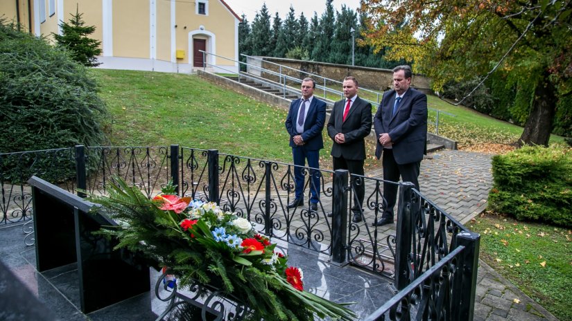 U Maruševcu položeni vijenci i upaljene svijeće uoči Dana neovisnosti