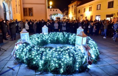 FOTO: Ispred varaždinske katedrale zapaljena prva adventska svijeća