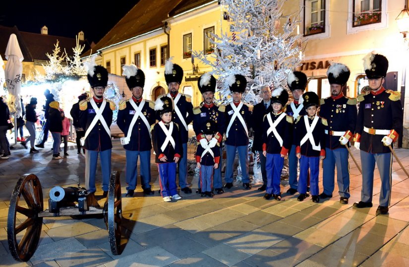 Varaždinska garda okitila jelku na Korzu i pokazala svoj novi top