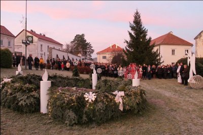 Lepoglava: Paljenjem prve adventske svijeće počelo obilježavanje Dana grada i Dana župe