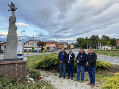 Na obljetnicu &quot;Bljeska&quot; u Vidovcu zapaljeni lampioni kod spomen obilježja Mati slobode