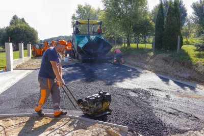 Započelo asfaltiranje nerazvrstanih cesta na području grada Ivanca