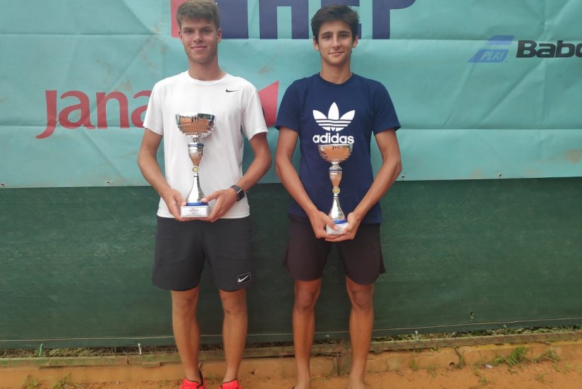 Stjepan Ivanek (desno) i Noa Vukadin, finalisti HEP Prvenstva Hrvatske za juniorke i juniore do 16 godina