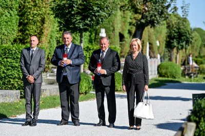 Položen vijenac za sve preminule građane i branitelje, odana počast pokojnom županu Mlinariću