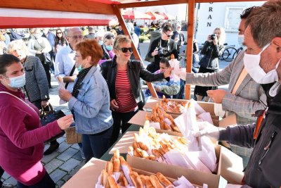 FOTO Gradonačelnik Ivan Čehok podijelio građanima besplatne klipiče