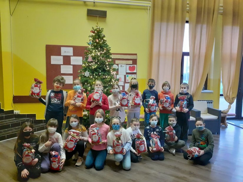 FOTO Učenike iznenadili darovi: Sveti Nikola u Humu obišao vrtić i školu