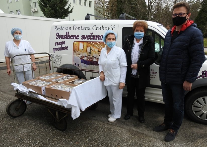 SLATKA DONACIJA Restoran &quot;Fontana&quot; Crnković zaposlenicima COVID-odjela uručio božićne kolače!