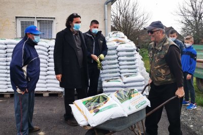 Ivan Čehok i Zlatan Avar podijelili varaždinskim poljoprivrednicima besplatno gnojivo