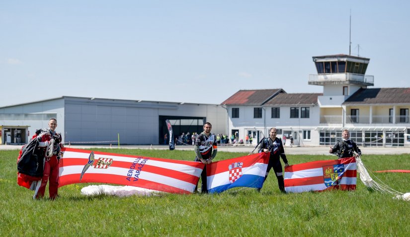 FOTO Više od stotinu padobranaca na nebu iznad Varaždina