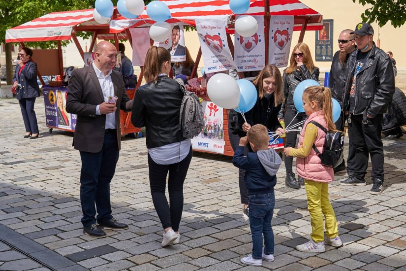 Mladenović i Klemenčić uoči Majčinog dana Varaždinkama podijelili jagode