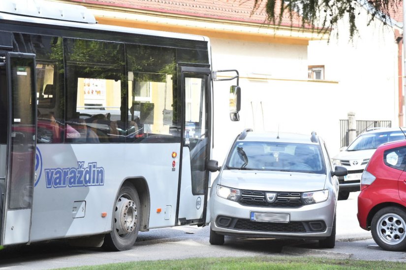 FOTO Sudar autobusa i osobnog vozila kod McDonaldsa u Ulici Stanka Vraza