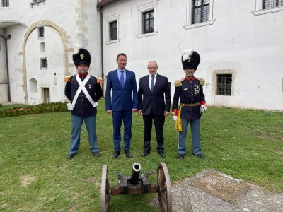 Nakon prijema u Gradskoj vijećnici, Bosilj i Adanić zajedničkim snagama ispalili top kod Starog grada