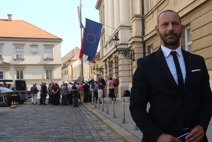 Damir Habijan, skriven iza saborskog imuniteta, kleveće kazališnu umjetnicu Kseniju Krčar