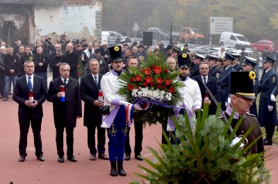 FOTO Župan Anđelko Stričak odao počast poginulim braniteljima kod spomen-područja Trokut Novska