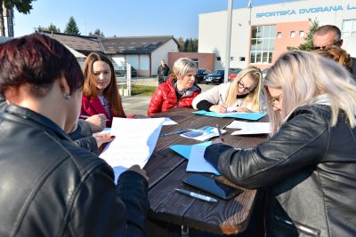 FOTO Na Ljubeškom trgu danas upriličeno zajedničko potpisivanje ugovora o dodjeli stipendija za sve studente