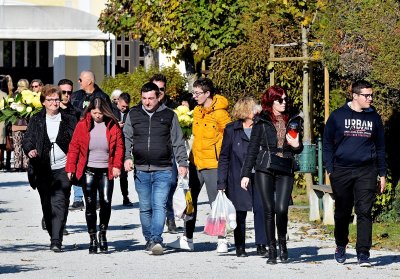 FOTO Uoči blagdana Svih svetih gužve na varaždinskom groblju