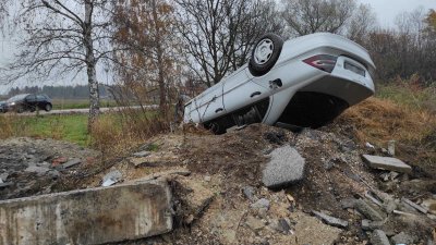 Zabio se u betonski branik i prevrnuo auto na jednom od ilegalnih odlagališta otpada