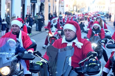 FOTO Moto Mrazevi i njihove ljepše polovice razveselili djecu na Silvestrovo na Korzu!