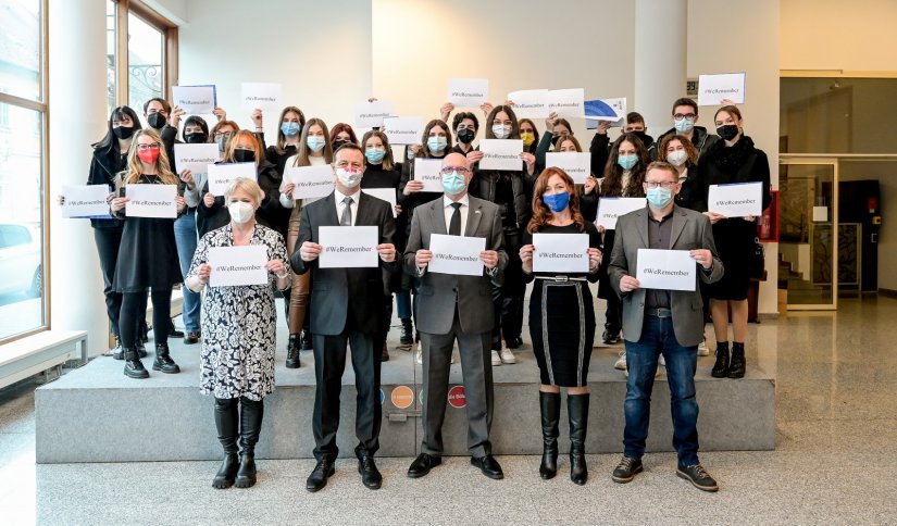 FOTO Izraelski veleposlanik održao predavanje o holokaustu učenicima Prve gimnazije i razgledao suvremene školske kabinete