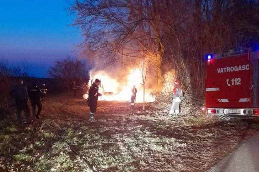 Požar na drvenoj kućici u Rivalnu koja je u potpunosti izgorjela