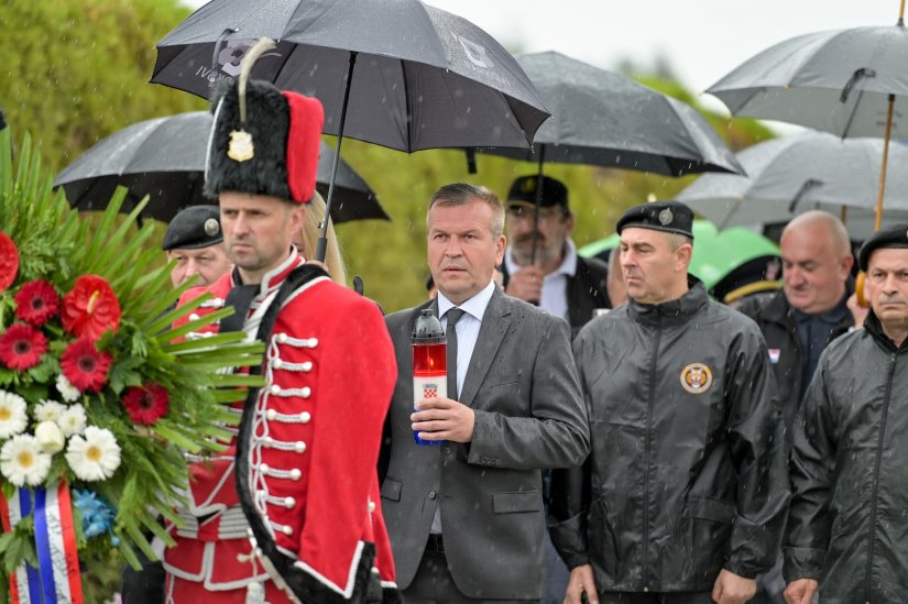 FOTO Uoči Dana državnosti Republike Hrvatske položeni vijenci kod Križa branitelja na groblju u Varaždinu