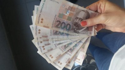 Pripadnicima romske manjine kad završe srednju školu država daje jednokratnu pomoć od 1.500 do 3.000 kuna