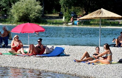 FOTO Današnji blagdan pojedinci iskoristili za odmor i osvježenje na Aquacityju