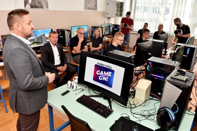 FOTO U Elektrostrojarskoj školi otvorena informatička učionica opremljena gaming računalima