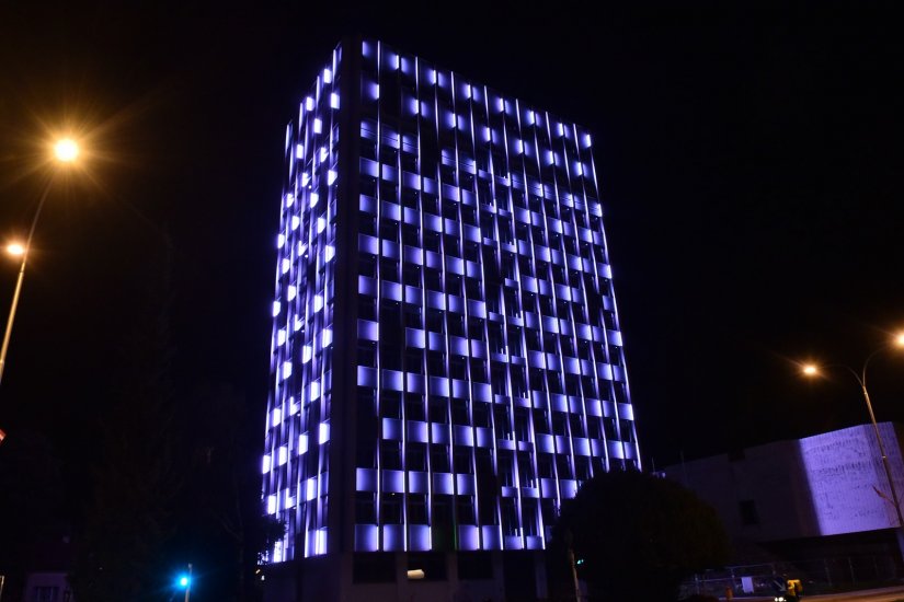 FOTO U znak podrške borbe protiv raka dojke osvijetljen Vodotoranj